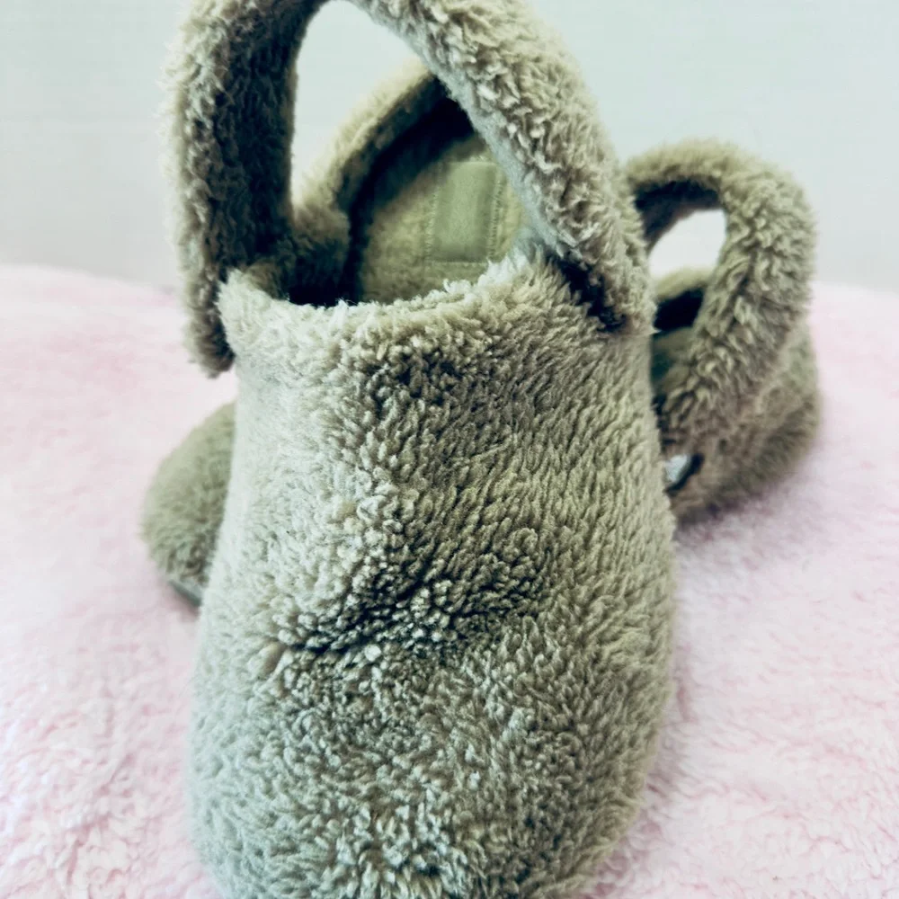 Crocs Classic Cozzzy‎ Slippers Sherpa Comfort Warm Solid Gray Sz 5 Unisex Junior